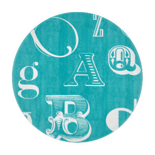 Decoratieve brieven over blauwe achtergrond snijplank