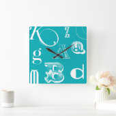 Decoratieve brieven over blauwe achtergrond vierkante klok (Huis)