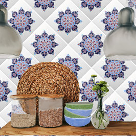 Decoratieve keramische tegel met blauw&rode medall tegeltje