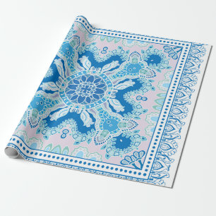 Decoratieve kleurrijke versiering op witte achterg cadeaupapier