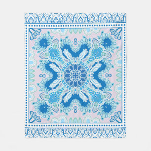 Decoratieve kleurrijke versiering op witte achterg fleece deken