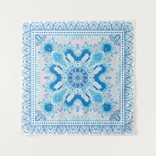 Decoratieve kleurrijke versiering op witte achterg wandkleed