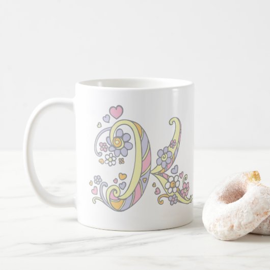 Decoratieve Monogram K harten en bloemen mok (Met donut)