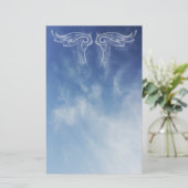 Decoratieve vleugels op wolkenfoto briefpapier (Staand voorkant)