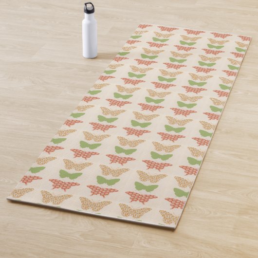 Decoratieve vlinderpatronen op de achtergrond van yogamat (In situ)