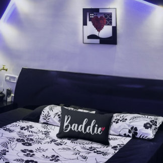 Décoration de chambre Baddie avec oreiller noir et