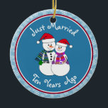 Décoration En Céramique 10e Anniversaire Cadeau amusant Couple de neige No<br><div class="desc">Notre couple festif de gens de la neige sont habillés pour le froid dans leurs foulards à motifs, coordonnant mitaines et chapeau de Noël de fête rouge. Message amusant "Juste marié", peu importe la durée de votre famille ou de vos amis célébrant le mariage. Ajoutez leurs noms et la date...</div>