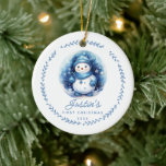 Décoration En Céramique 1er Noël du bébé Snowman 2 photos recto verso<br><div class="desc">Simplement parfait 2 Side Photo Le premier ornement de Noël de bébé avec un doux petit bonhomme de neige portant un casquette bleu,  foulard et mitaines avec une couronne dessinée à la main moderne.</div>