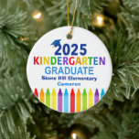 Décoration En Céramique 2025 Jardin d'enfants Diplômé sur mesure<br><div class="desc">Ce ornement de Noël personnalisable 2025 de la maternelle présente un casquette cool au-dessus de l'écriture colorée et une rangée de crayons en arc-en-ciel avec votre photo à l'arrière. Joli jardin d'enfants gardez un cadeau en couleurs amusantes pour la dernière journée de l'école primaire avec votre personnalisation personnalisée. Félicitations à...</div>