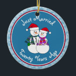Décoration En Céramique 20e Anniversaire Cadeau amusant Couple de neige No<br><div class="desc">Notre couple festif de gens de la neige sont habillés pour le froid dans leurs foulards à motifs, coordonnant mitaines et chapeau de Noël de fête rouge. Message amusant "Juste marié", peu importe la durée de votre famille ou de vos amis célébrant le mariage. Ajoutez leurs noms et la date...</div>