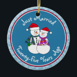 Décoration En Céramique 25e anniversaire Cadeau amusant Couple de neige No<br><div class="desc">Notre couple festif de gens de la neige sont habillés pour le froid dans leurs foulards à motifs, coordonnant mitaines et chapeau de Noël de fête rouge. Message amusant "Juste marié", peu importe la durée de votre famille ou de vos amis célébrant le mariage. Ajoutez leurs noms et la date...</div>
