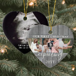 Décoration En Céramique 4 Photo Grossesse 1er Noël Gris Faux Bois Coeur<br><div class="desc">Célébrez le cadeau précieux de votre nouveau membre de la famille avec un élégant ornement en céramique en forme de coeur de quatre collages photo. Le design neutre pour le genre avec bordure en faux bois gris convient à un nouveau bébé garçon ou fille. L'écriture et les images sur ce...</div>