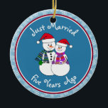 Décoration En Céramique 5e anniversaire Cadeau amusant Couple de neige Noë<br><div class="desc">Notre couple festif de gens de la neige sont habillés pour le froid dans leurs foulards à motifs, coordonnant mitaines et chapeau de Noël de fête rouge. Message amusant "Juste marié", peu importe la durée de votre famille ou de vos amis célébrant le mariage. Ajoutez leurs noms et la date...</div>