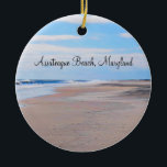 Décoration En Céramique Assateague Beach Orament<br><div class="desc">Cette décoration ronde en céramique présente une image de la belle plage déserte de l'île Assateague dans le Maryland. Assateague est le seul parc en bord de mer du Maryland et fait partie du National Park System de l'Amérique. Il fait partie d'une île barrière sur les côtes du Maryland et...</div>