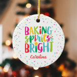 Décoration En Céramique Baking Spirits Bright Colorful Sprinkies Noël<br><div class="desc">Ce design de Noël présente le texte "baking spirits bright" en typographie amusante et colorée entourée d'une bordure d'arcs-en-ciel ! Cliquez sur le bouton personnaliser si vous souhaitez déplacer/mettre à l'échelle les images et modifier le texte ! Des variantes de ce design, des couleurs supplémentaires, ainsi que des produits de...</div>