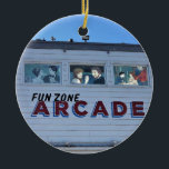 Décoration En Céramique Balboa Fun Zone, Newport Beach, Californie<br><div class="desc">L'ancien panneau de l'arcade au Balboa Fun Zone sur la péninsule de Balboa à Newport Beach, en Californie. Le Fun Zone a été construit à l'origine en 1936 et a depuis été mis à jour et vendu à de nouveaux propriétaires à plusieurs reprises. Il dispose d'une grande roue, d'une salle...</div>