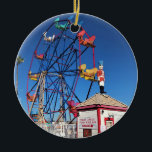 Décoration En Céramique Balboa Fun Zone, Newport Beach, Californie<br><div class="desc">La grande roue de la zone de loisirs Balboa sur la péninsule de Balboa à Newport Beach, Californie. La Fun Zone a été construite à l'origine en 1936 et a été mise à jour et vendue à plusieurs reprises à de nouveaux propriétaires. Il dispose d'une grande roue, d'arcades, de voitures...</div>