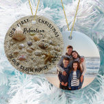 Décoration En Céramique Beach Seashs Premier Noël Nouveau Accueil Photo<br><div class="desc">Cet ornement de Noël côtier,  avec de petits coquillages nichés dans le sable de plage,  fait un grand souvenir pour votre premier Noël dans votre nouvelle maison de plage. Ajoutez une photo sur le dos avec le modèle facile à utiliser.</div>