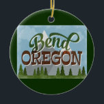 Décoration En Céramique Bend Oregon Fun Retro Snowy Mounts<br><div class="desc">Bend Oregon neo design de voyage vintage dans un style amusant rétro dessin animé avec des montagnes enneigées,  la forêt et les arbres en dessous,  le ciel bleu et le texte de script rétro cool.</div>