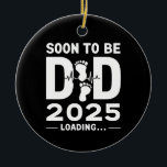 Décoration En Céramique Bientôt Être Papa Est 2025 Nouveau Père À Être<br><div class="desc">Bientôt Être Papa Est 2025 Nouveau Père À Être</div>