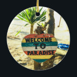 Décoration En Céramique Bienvenue à paradise Beach Ocean<br><div class="desc">Bienvenue à paradise Beach Ocean Belle plage de sable fin avec un palmier vert en arrière - plan. Ce panneau est peint en rouge,  jaune,  bleu et blanc et dit BIENVENUE AU PARADIS.</div>