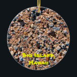 Décoration En Céramique Big Island Beach & Sand<br><div class="desc">Un cadeau ou un souvenir unique pour le voyageur hawaïen. Rocher de Lave Noire sur la plage et détail rapproché de l'incroyable sable sur ce ornement à deux côtés. Le nom et la date d'année peuvent être personnalisés.</div>