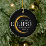 Décoration En Céramique Black & Gold 2024 Texas Total Solar Eclipse<br><div class="desc">Voici notre t-shirt moderne Black & Gold 2024 Texas Total Solar Eclipse Custom T-Shirt, une pièce élégante et commémorative pour cet événement céleste rare. cette chemise capture l'élégance et l'excitation de l'éclipse solaire totale. Avec l'année 2024 courageusement affichée, ainsi que l'emplacement du Texas, il sert de garde intemporelle de ce...</div>