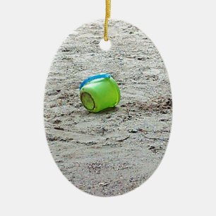 Décoration En Céramique Bouche verte perdue dans le sable sur la plage d'é