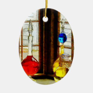 Décoration En Céramique Bouteilles Colorées Dans La Vitrine D'une Pharmaci