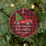 Décoration En Céramique Calligraphie M. Mme Christmas Camion Rouge Plaid<br><div class="desc">Script de calligraphie moderne Notre premier Noël en tant que M. et Mme. - Aquarelle Vintage de camion rouge - Rouge Buffalo plaqué</div>