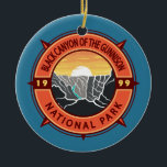 Décoration En Céramique Canyon Noir Du Parc National Gunnison Compass<br><div class="desc">Canyon Noir De La Gunnison dessin vectoriel. Le parc entoure une partie d'une gorge profonde aux parois abruptes taillée dans la roche précambrienne au bord de la rivière Gunnison. La faune comprend des cerfs mulets,  des wapitis et des aigles dorés.</div>