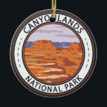 Décoration En Céramique Canyonlands National Park Island In the Sky Badge<br><div class="desc">Canyonlands conception d'art vectoriel. Le parc est connu pour ses paysages désertiques spectaculaires sculptés par le fleuve Colorado. Island in the Sky est une immense mesa au sommet plat avec vue panoramique.</div>