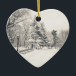 Décoration En Céramique Central Park Winter Path - New York City<br><div class="desc">Cette photo d'art en noir et blanc est d'un très beau chemin à Central Park, New York, recouvert de neige. Les tons vintages et doux accentuent les grands pins, leurs branches lourdes de neige, qui s'asseyent au loin à côté des bancs du parc poussiérés de neige. Les arbres d'hiver avec...</div>