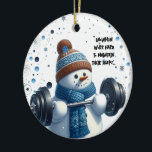 Décoration En Céramique Charming Poids Lifting Snowman<br><div class="desc">Un charmant bonhomme de neige lève un sonnette en plein air lors d'une journée enneigée,  accompagné d'un dicton plein d'esprit : "Les hommes de neige travaillent dur pour maintenir leur forme." Il est élégant dans sa toque et son écharpe sur cet ornement prêt à orner votre arbre.</div>