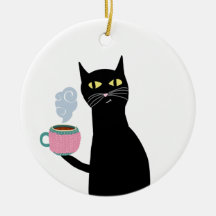 Chat noir tenant une tasse confortable
