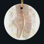 Décoration En Céramique Chaussures d'orteil de ballet - blanc rose d'or<br><div class="desc">Belles chaussures de pointe de ballerine avec des accents d'or et damassé d'or sur l'arrière - plan blanc.</div>