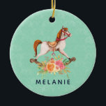 Décoration En Céramique Cheval à roche vintage avec Bouquet floral Nouveau<br><div class="desc">Un nouveau décor de bébé avec une image charmant et fantaisiste d'un cheval à bascule à l'ancienne avec un joli bouquet floral rose et jaune. L'arrière - plan est un motif damassé vert clair et abîmé. Prénom personnalisé sur le devant,  nom complet et informations de naissance sur le dos.</div>
