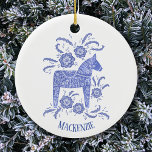 Décoration En Céramique Cheval de Dala suédois Personnalisé Bleu Blanc<br><div class="desc">Percez la peinture bleue et blanche d'un Cheval de Dala suédois. Modifiez ou supprimez le nom à customiser.</div>