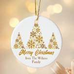 Décoration En Céramique Chic Gold Snowflakes Arbre de Noël Personnalisé<br><div class="desc">Un cadeau ornemental chic en or de Noël avec votre nom de famille sous de beaux arbres en flocons dorés au-dessus de Joyeux Noël. Des ornements de vacances branchés au design artistique.</div>