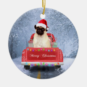 Décoration En Céramique Chien carlin en neige assis dans un camion de Noël