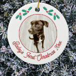 Décoration En Céramique Chien de Chien de Chien de Chien de Chien de Chien<br><div class="desc">Célébrez le premier Noël de votre chiot avec ce charmant ornement photo personnalisé. Ajoutez votre propre photo et changez n'importe quel texte pour customiser. Avec de jolis sprigs sacrés et un texte de script moderne en rouge festif, il présente magnifiquement votre photo préférée de votre chien, ce qui en fait...</div>
