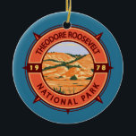 Décoration En Céramique Compas rétro du parc national Theodore Roosevelt<br><div class="desc">Théodore Roosevelt dessin vectoriel. Le parc est un parc national américain comprenant trois zones géographiquement séparées de terres insalubres dans l'ouest du Dakota du Nord.</div>