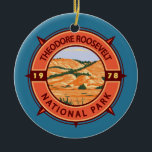 Décoration En Céramique Compas rétro du parc national Theodore Roosevelt<br><div class="desc">Théodore Roosevelt dessin vectoriel. Le parc est un parc national américain comprenant trois zones géographiquement séparées de terres insalubres dans l'ouest du Dakota du Nord.</div>