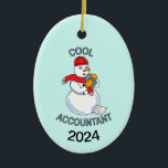Décoration En Céramique Comptable cool Snowman<br><div class="desc">Le texte d'un comptable cool avec un Snowman tenant une calculatrice et une feuille de remboursement d'impôt à ses pieds est un modèle de cadeau amusant pour les comptables publics et les étudiants en comptabilité certifiés. La date peut être modifiée.</div>