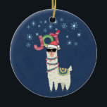 Décoration En Céramique Cool Llama à Santa Hat avec des flocons de neige N<br><div class="desc">Un ornement avec une drôle d'illustration. Un mignon lama portant des lunettes de soleil noires et un chapeau de santa rouge. Portant également une couverture de style sud-américain et des pom-poms. Le mot Joy écrit au-dessus de sa tête dans une police festive et colorée. Des flocons de neige bleus tombent....</div>