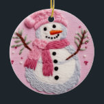 Décoration En Céramique Cosy Snowman Bliss<br><div class="desc">Entouré d'une écharpe rose et d'un casquette tricoté,  cet adorable bonhomme de neige exhale de douces ambiances hivernales. Avec des branches joyeuses comme bras et une texture brodée douce,  c’est un complément chaleureux à votre décor de vacances ou collection de design.</div>