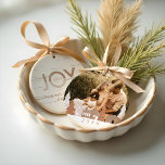 Décoration En Céramique Cosy Winter Village Woodgrain Accueil Famille Phot<br><div class="desc">Notre ornement naturel et confortable de Noël de village saisit la vraie nature des choses simples. Les textures naturelles de grains de bois, les tons doux de terre avec le beige, les gris et les crèmes en céramique légère créent un design propre, minimal et confortable. Nous avons incorporé nos villages...</div>