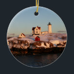 Décoration En Céramique Coucher de soleil d'hiver à Nubble Light<br><div class="desc">Un beau coucher de soleil d'hiver sur la côte du Maine avec de la neige autour de Nubble Light.</div>