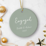 Décoration En Céramique Couple engagé personnalisé Sage manuscrit manuscri<br><div class="desc">Célébrez votre premier Noël en couple engagé avec cet ornement céramique personnalisé, avec un script manuscrit fantaisiste en blanc sur un arrière - plan vert sage. Le design élégant et ludique ajoute une touche de charme et de sophistication à votre décor de vacances, ce qui en fait un parfait souvenir...</div>
