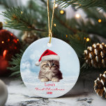 Décoration En Céramique Cute Maine Cat de Coon Santa Hat Neige Personnalis<br><div class="desc">Célébrez la saison des Fêtes avec notre Chat Cute Maine Coon Personnalisé dans l'Ornement en Céramique du Père Noël Rouge. Cet ornement personnalisé présente un adorable chat Maine Coon portant un chapeau de Père Noël rouge festif, ce qui en fait un parfait souvenir pour les amoureux de les chats. Fabriqué...</div>